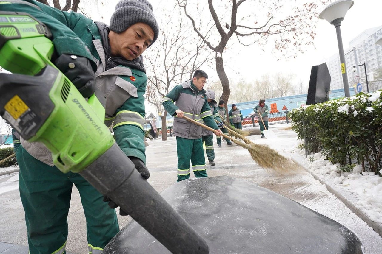  快速应对强降雪 全力以赴保安全